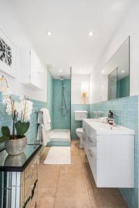 een badkamer met een wastafel, een toilet en een bad bij Chepstow Place- Notting Hill in Londen