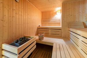 - un sauna avec un banc dans une pièce en bois dans l'établissement Willa Regle, à Zakopane