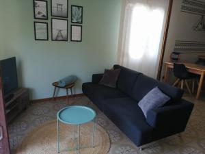 een woonkamer met een blauwe bank en een tafel bij Casa vacanze Donatella in Carenno