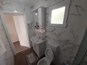 Kylpyhuone majoituspaikassa Vikendica SUNCE
