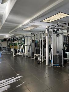 een fitnessruimte met een grote ruimte met veel machines bij Wydown Hotel in St. Helena