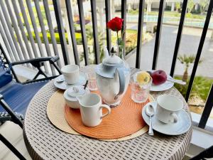 Balcone o terrazza di Luxury hotel apartment with pools in front AUC