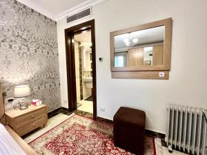 Foto dalla galleria di Luxury hotel apartment with pools in front AUC a Il Cairo