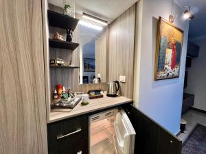 una cucina con lavastoviglie a pianta aperta in una camera di Luxury hotel apartment with pools in front AUC a Il Cairo
