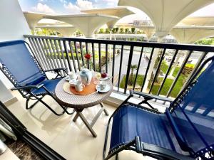 Balcone o terrazza di Luxury hotel apartment with pools in front AUC