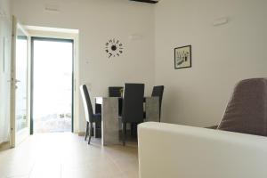 a dining room with a table and chairs at Il Trogolo in Matera