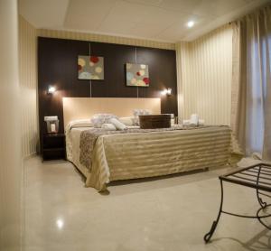 ein Schlafzimmer mit einem großen Bett in einem Zimmer in der Unterkunft Hotel Duquesa in Sevilla