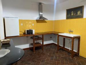 Kuchnia lub aneks kuchenny w obiekcie Casas Rurales Monasterio de Rocamador
