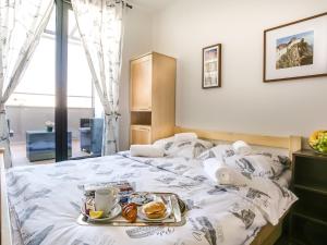 Una cama con una bandeja de comida encima en Hostel Moving, en Zagreb 34 fotos más