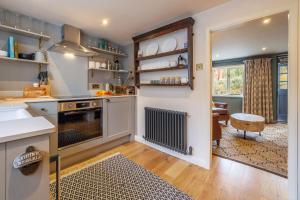 una cucina con lavello e fornello di Tipple Cottage a Peasenhall