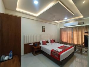 Ένα ή περισσότερα κρεβάτια σε δωμάτιο στο Sri Aswin Grand