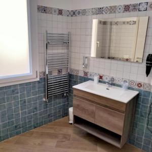 een badkamer met een wastafel en een spiegel bij THE BEST SUITES & ROOMS - A pochi passi dalla kasbah - in Mazara del Vallo
