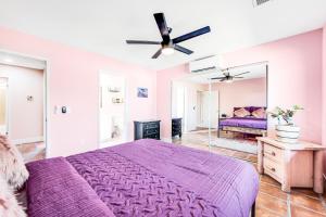 Rúm í herbergi á Purple Sage