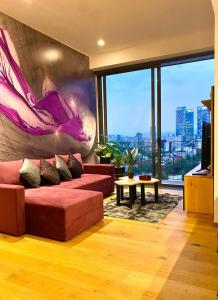 sala de estar con sofá rojo y ventana grande en Penthouse con la mejor vista de Cdmx, 6 personas, Gym y 2 parkings, en Ciudad de México