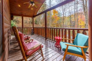 un portico coperto con sedie e ventilatore a soffitto di Gatlinburg Mountain Heaven Retreat, Hot Tub, Games a Gatlinburg