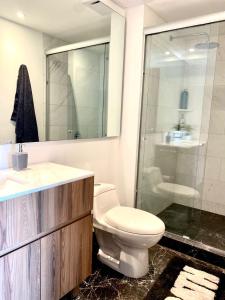 y baño con aseo, lavabo y ducha. en Penthouse con la mejor vista de Cdmx, 6 personas, Gym y 2 parkings, en Ciudad de México