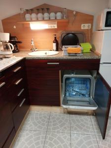 A kitchen or kitchenette at Dunakanyar, Szentendrei sziget Szamóca Vendégház Horány télen nyáron