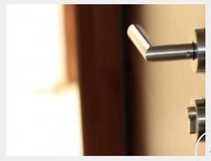 een afsluiting van een deur met een zwarte hendel bij L'Ulivo Italienische Restaurant und Pension in Pleiskirchen