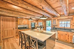 una cocina con armarios de madera y una gran isla. en Custom-Built Cabin with Spacious Deck 5 Mi to Hiking, en Arnold
