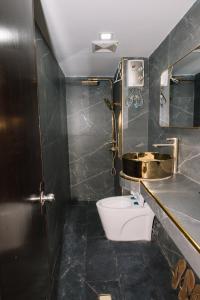 La salle de bains est pourvue de toilettes et d'un lavabo. dans l'établissement Gonzales Transient House, à Baguio