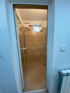 baño con ducha y puerta de cristal en Къща за гости "При Николови" en Beden