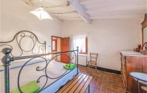una camera con letto, tavolo e sedie di Cozy Home In Cardoso-gallicano Lu With Kitchen a Cardoso