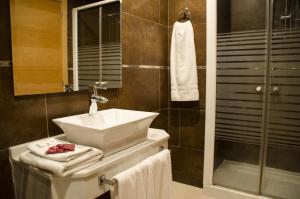 a bathroom with a sink, toilet and bathtub at Hotel Duquesa in Seville
