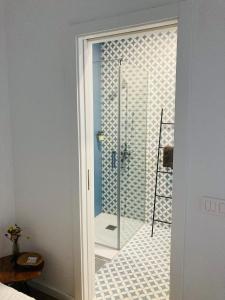 a bathroom with a shower with a glass door at Casa da Mostardeira in Évora