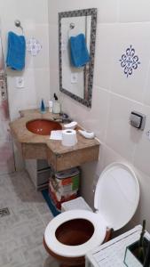a bathroom with a toilet and a sink at Sitio Aguá Santa in Itapeva