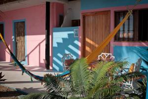 een huis met een hangmat voor een gebouw bij Hotel Gilda in Coyuca