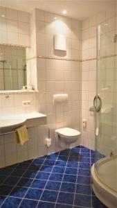 ein Badezimmer mit einem WC, einem Waschbecken und einer Badewanne in der Unterkunft Hotel - Café - Konditorei Schröckmayr-Kastner in Neufelden