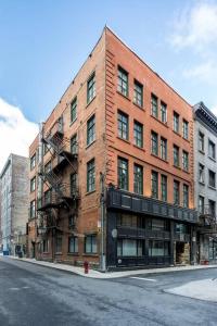 un edificio de ladrillo en la esquina de una calle en Initial / Cozy / Centre-Ville, en Quebec