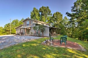 Heflin的住宿－River Bend Lodge Heflin Home in the Woods!，院子里有两把椅子的房子