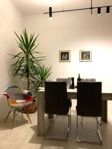 jadalnia ze stołem i krzesłami w obiekcie Stadia Suite w Weronie