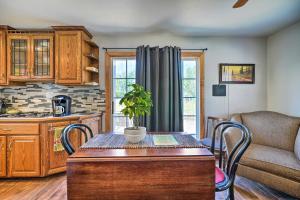 una cucina con tavolo e pianta di The Rockhouse Cottage with Deck on Tulsa Farm! a Tulsa Altre 18 foto