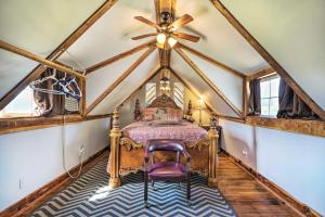 una camera da letto con un letto e un ventilatore a soffitto di The Rockhouse Cottage with Deck on Tulsa Farm! a Tulsa