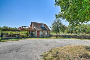un vialetto vuoto di fronte a una casa di The Rockhouse Cottage with Deck on Tulsa Farm! a Tulsa
