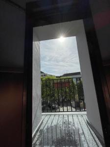 uma vista a partir de uma janela de uma varanda em La Casa del Muro em El Bosque