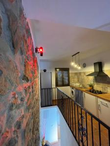 une cuisine avec un mur en pierre à côté d'un comptoir dans l'établissement La Casa del Muro, à El Bosque