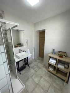 La salle de bains est pourvue d'un lavabo et d'une douche. dans l'établissement La Casa del Muro, à El Bosque