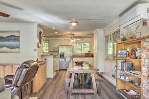 cocina y comedor con mesa de madera en Enchanting Cabin with Deck and Natl Forest Views, en Arnold