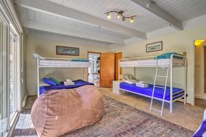 1 dormitorio con 2 literas y 1 cama grande en Enchanting Cabin with Deck and Natl Forest Views, en Arnold