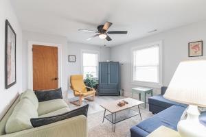 Large Patio with Ocean Views Beach Block Parking Unit 3的休息区