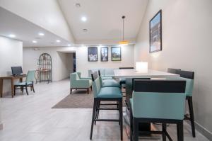 una sala de espera con mesa y sillas en Baymont by Wyndham Tuscaloosa, en Tuscaloosa