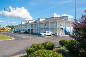 um edifício com um carro estacionado num parque de estacionamento em Baymont by Wyndham Tuscaloosa em Tuscaloosa