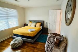 Llit o llits en una habitació de Newly Renovated Historic Home Near Park Circle