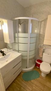 uma casa de banho com um chuveiro, um WC e um lavatório. em Apartamento en primera linea de mar. em Múrcia