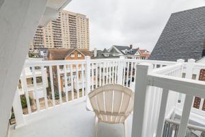 Large Beach Home with Ocean Views from Balcony Unit 2 and 3的阳台或露台