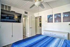 Voodi või voodid majutusasutuse Less Than 2 Mi to Coast St Pete Beach Gem with Pool Access toas +17 fotot