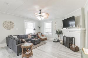 Large Beach Home with Ocean Views from Balcony Unit 2 and 3的休息区